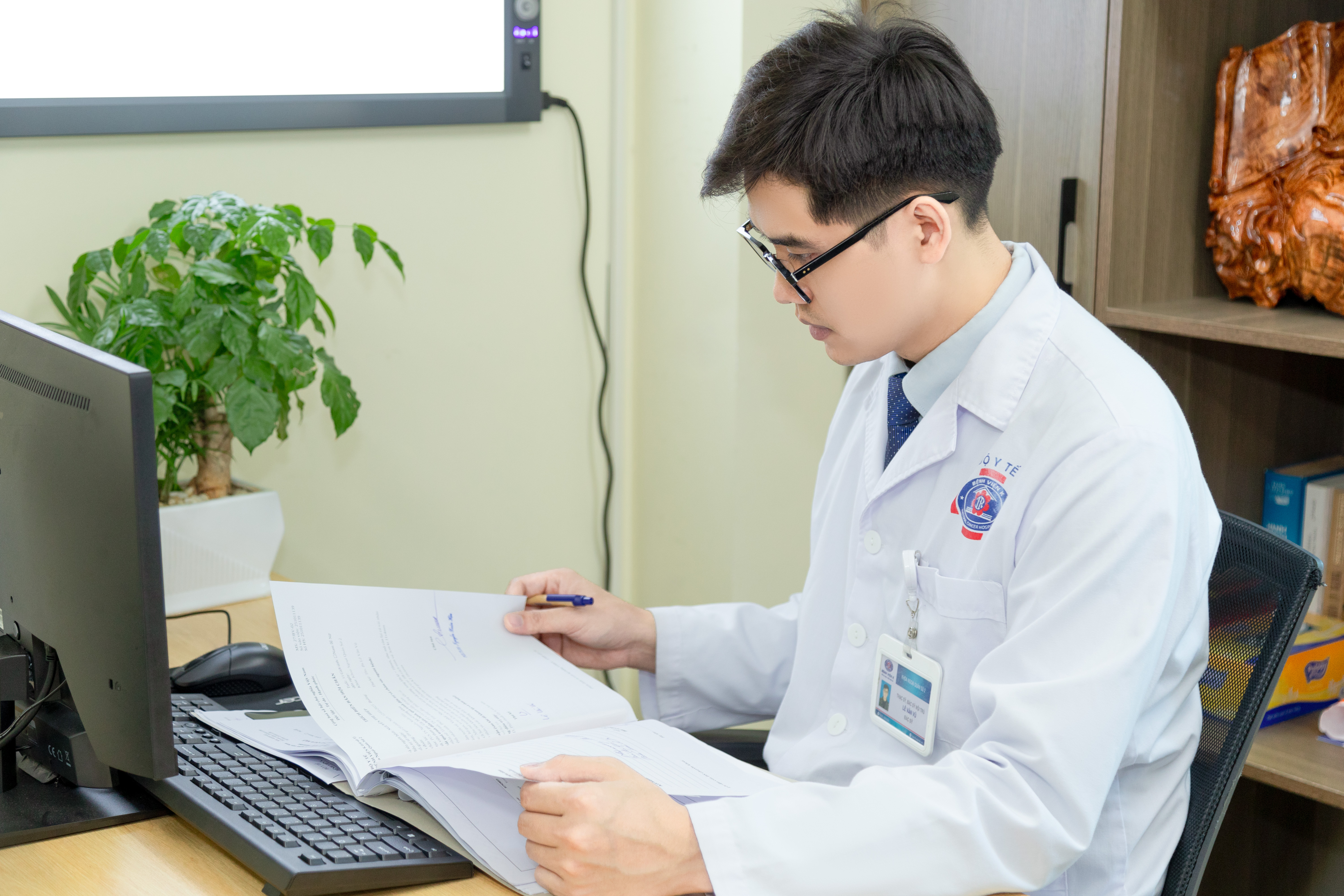 Chọc tế bào, sinh thiết lõi kết quả lành tính thì có yên tâm 100% được không
